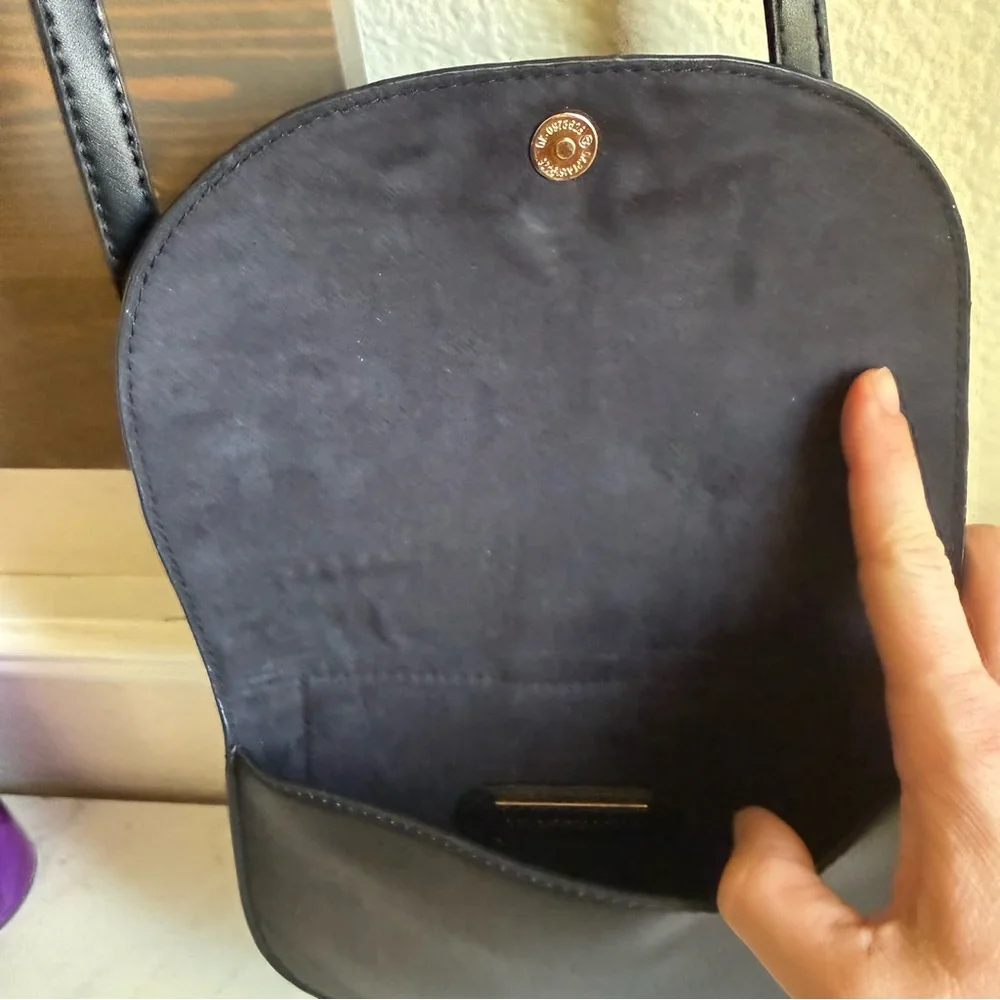 MADISON WEST Elegant Black Leather Handbag with Gold Hoop Handle - Picture 4 of 7